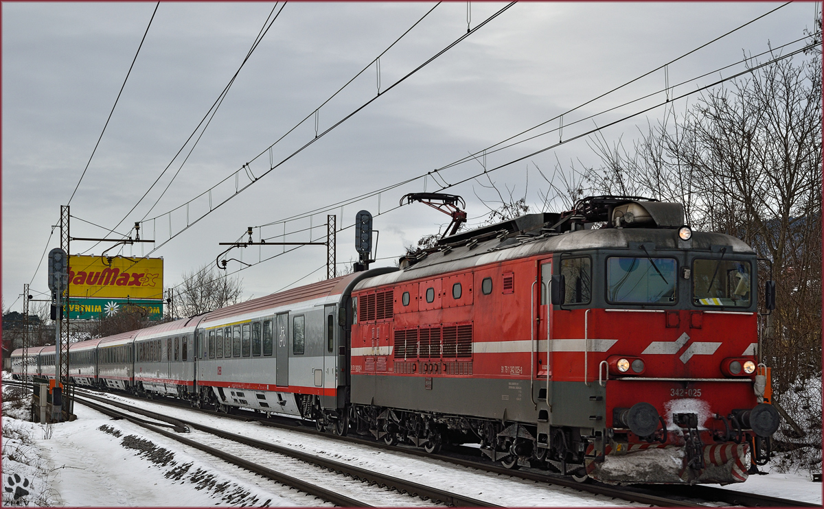 SŽ 342-025 zieht EC158 'Croatia' durch Maribor-Tabor Richtung Wien. /10.2.2015