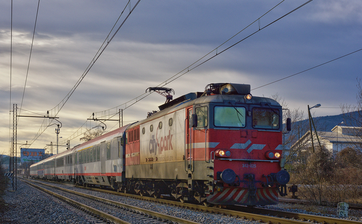 SŽ 342-025 zieht EC158 durch Maribor-Tabor Richtung Wien. /3.1.2018