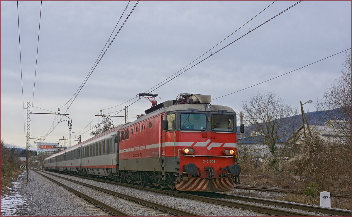 SŽ 342-025 zieht EC158 durch Maribor-Tabor Richtung Wien. /3.2.2021