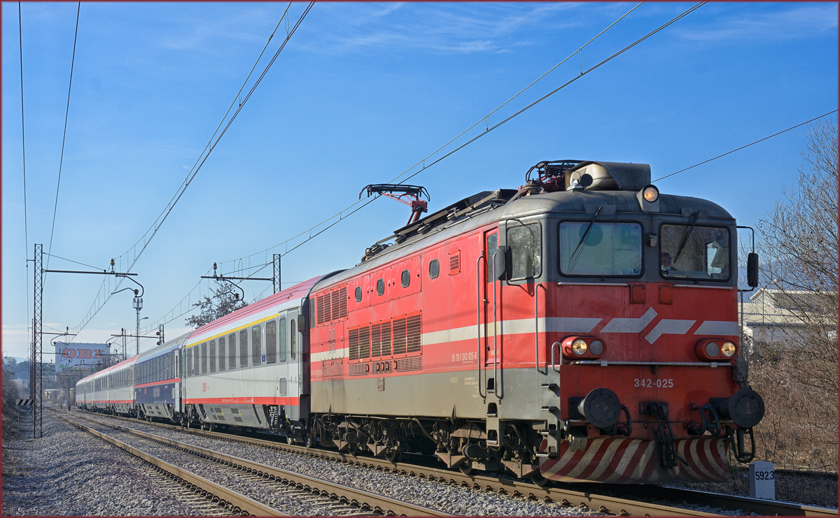 SŽ 342-025 zieht EC158 durch Maribor-Tabor Richtung Wien. /16.2.2021