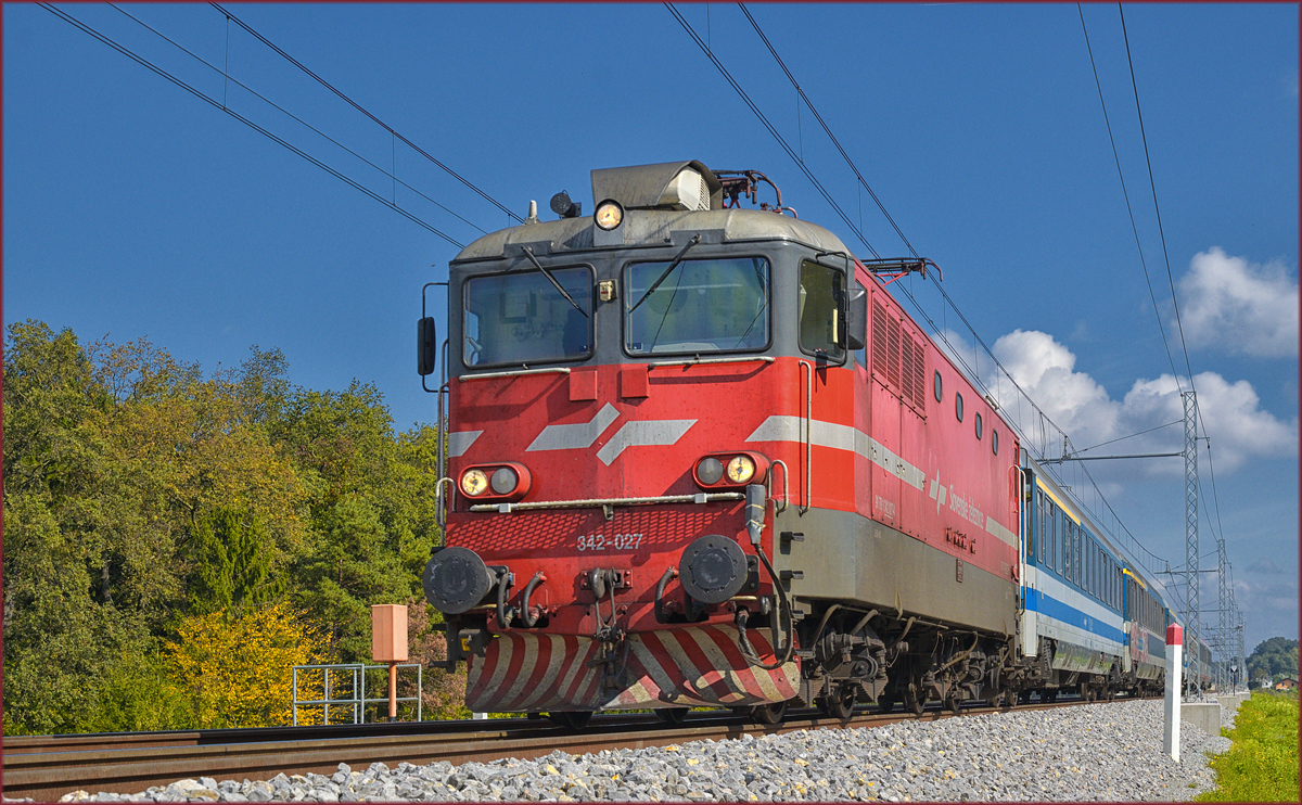 SŽ 342-027 zieht EC151 an Črešnjevec vorbei Richtung Ljubljana. /4.10.2017