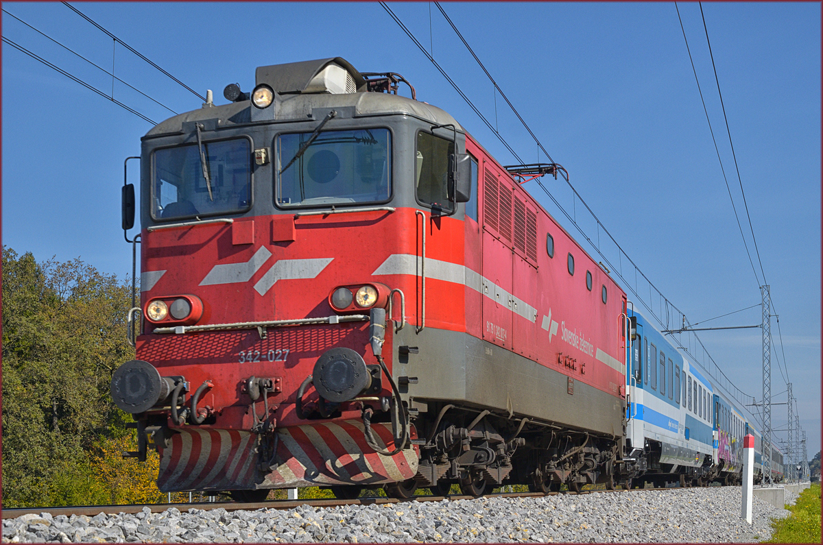 SŽ 342-027 zieht EC151 an Črešnjevec vorbei Richtung Ljubljana. /10.10.2017