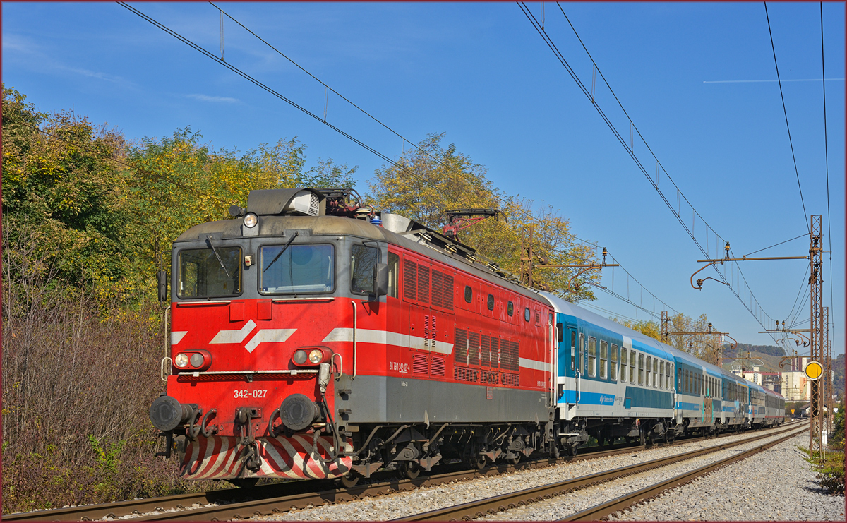 SŽ 342-027 zieht EC151 durch Maribor-Tabor Richtung Ljubljana. /23.10.2019
