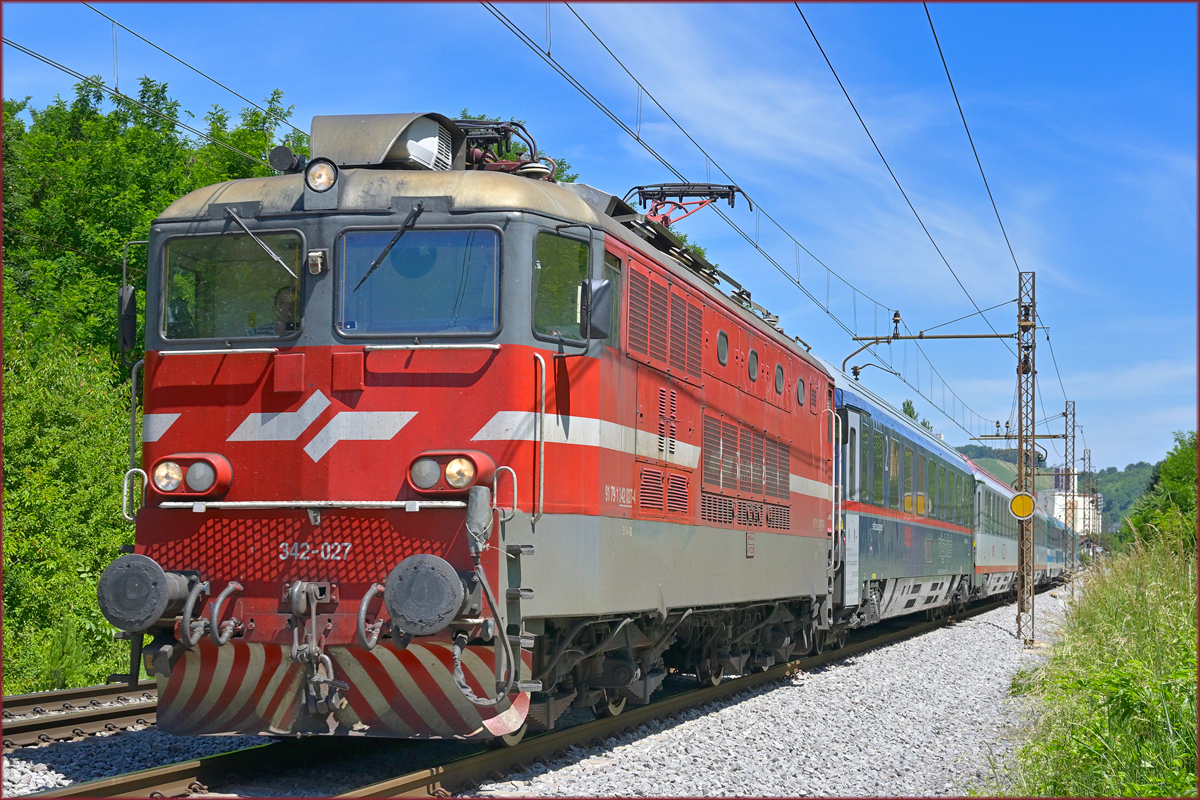 SŽ 342-027 zieht EC151 durch Maribor-Tabor Richtung Ljubljana. /15.6.2021