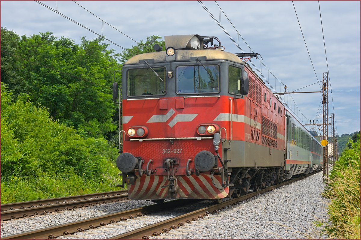 SŽ 342-027 zieht EC151 'Emona Express' Wien-Ljubljana durch Maribor-Tabor Richtung Ljubljana. Erstes mal nach mehr als drei Monate Corona Pause. /10.2.2020