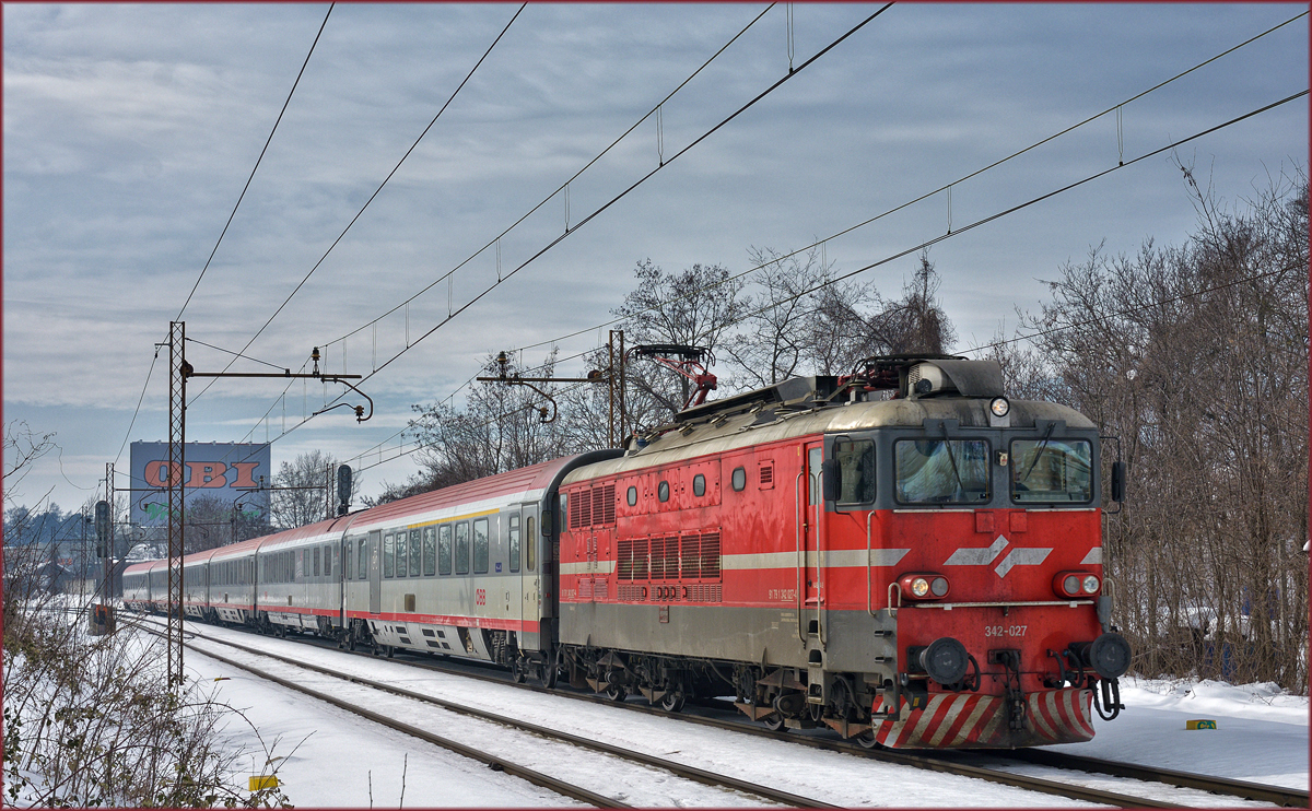 SŽ 342-027 zieht EC158 durch Maribor-Tabor Richtung Wien. /7.3.2018