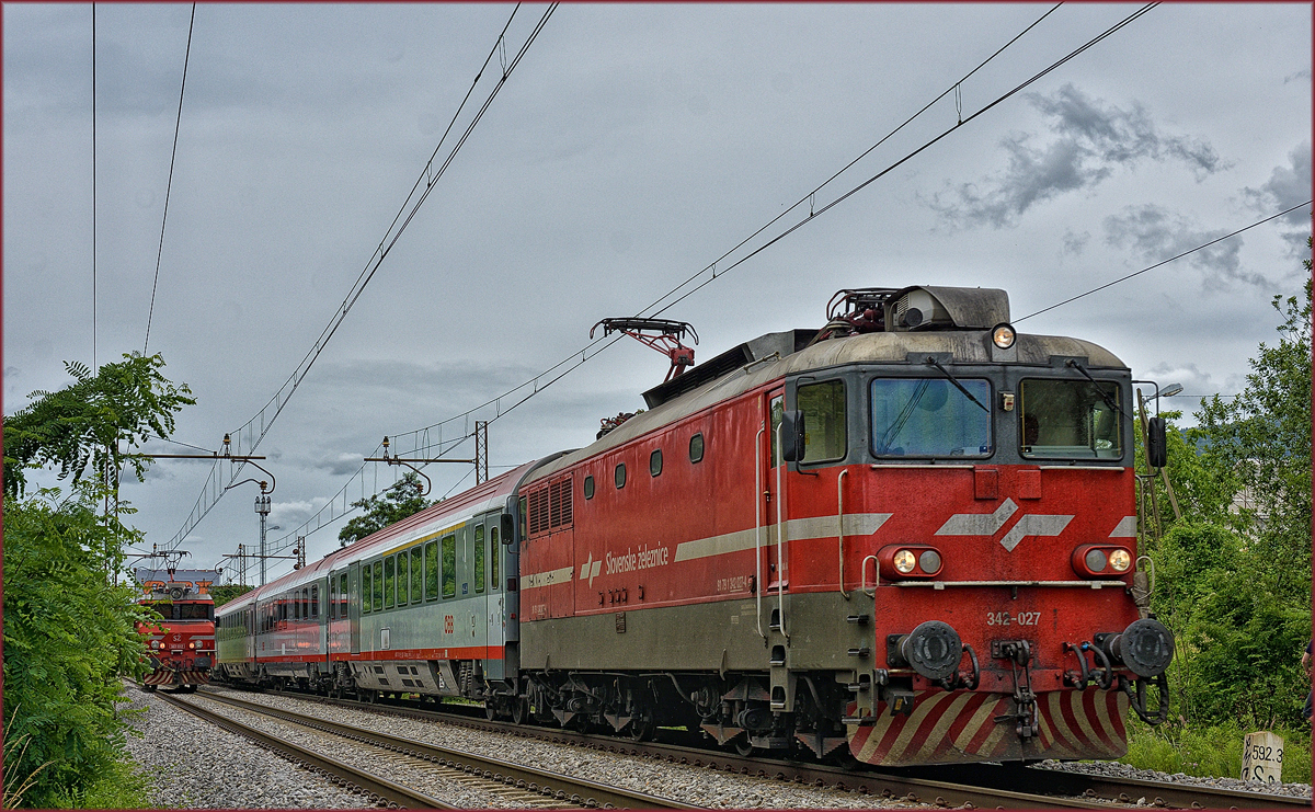 SŽ 342-027 zieht EC158 durch Maribor-Tabor Richtung Wien. /14.6.2018