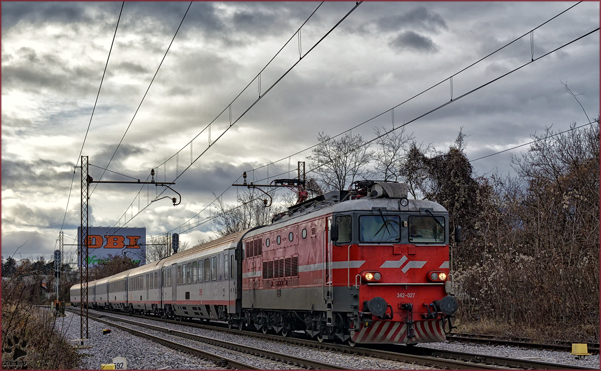 SŽ 342-027 zieht EC158 durch Maribor-Tabor Richtung Wien. /28.12.2016