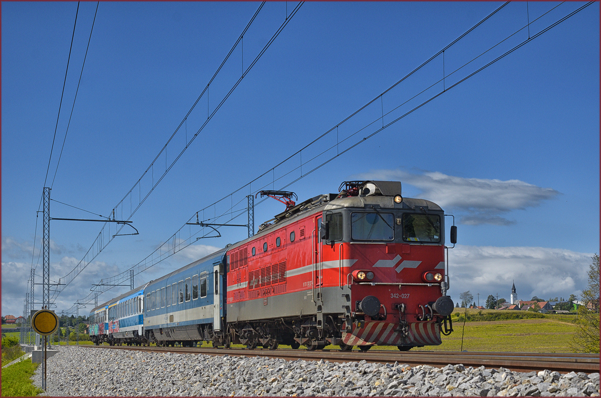 SŽ 342-027 zieht MV247 Citadella an Črešnjevec vorbei Richtung Budapest. /14.9.2017