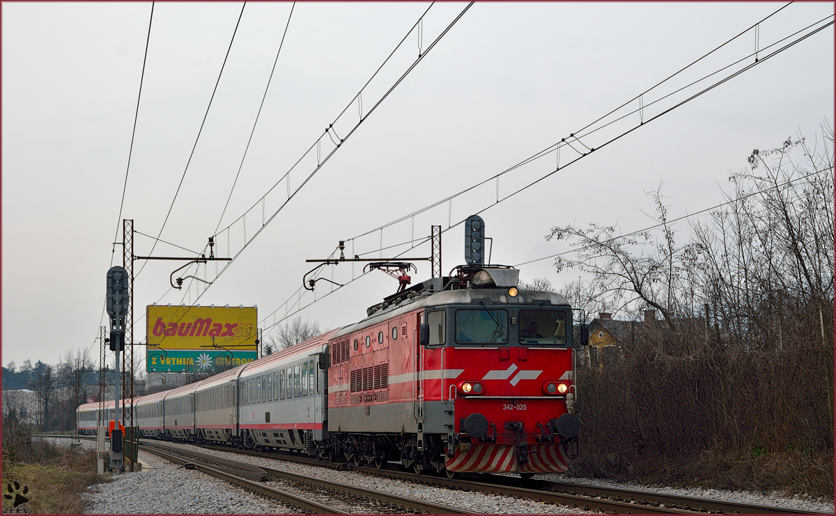 SŽ 343-025 zieht EC158 'Croatia' durch Maribor-Tabor Richtung Wien. /3.3.2014