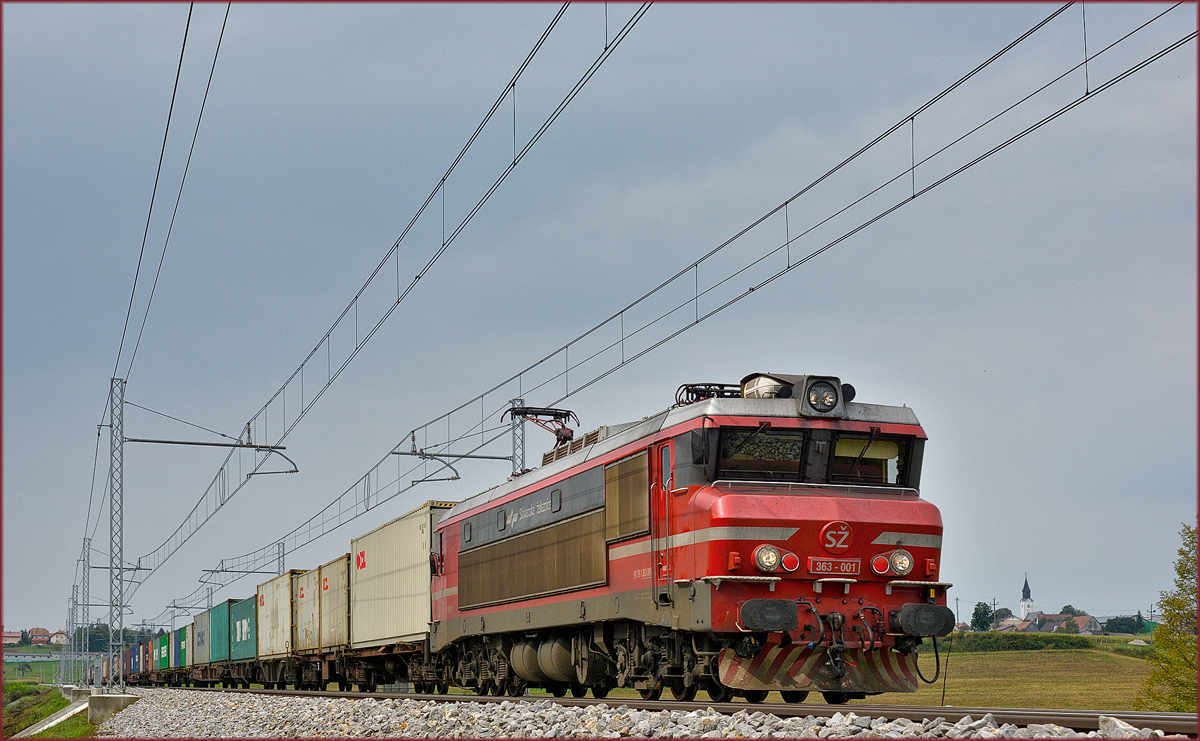 SŽ 363-001 zieht Containerzug an Črešnjevec vorbei Richtung Norden. /5.9.2018