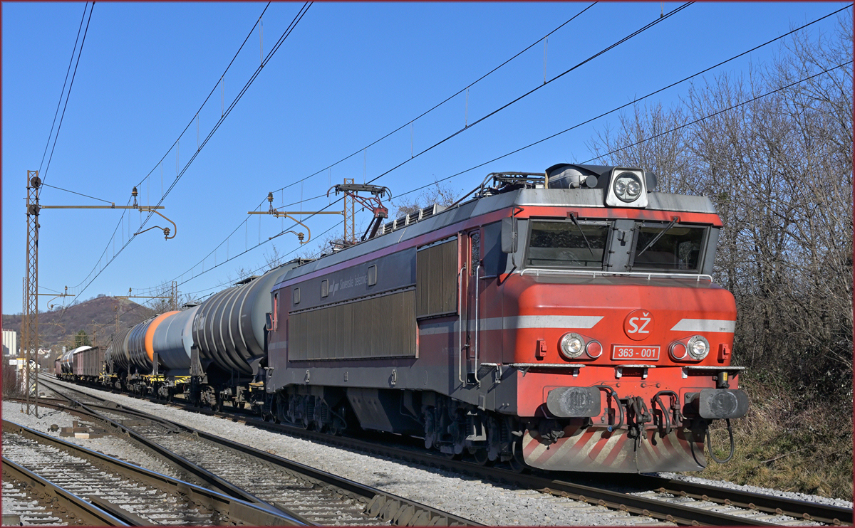 SŽ 363-001 zieht Güterzug durch Maribor-Tabor Richtung Tezno VBH. /14.1.2022