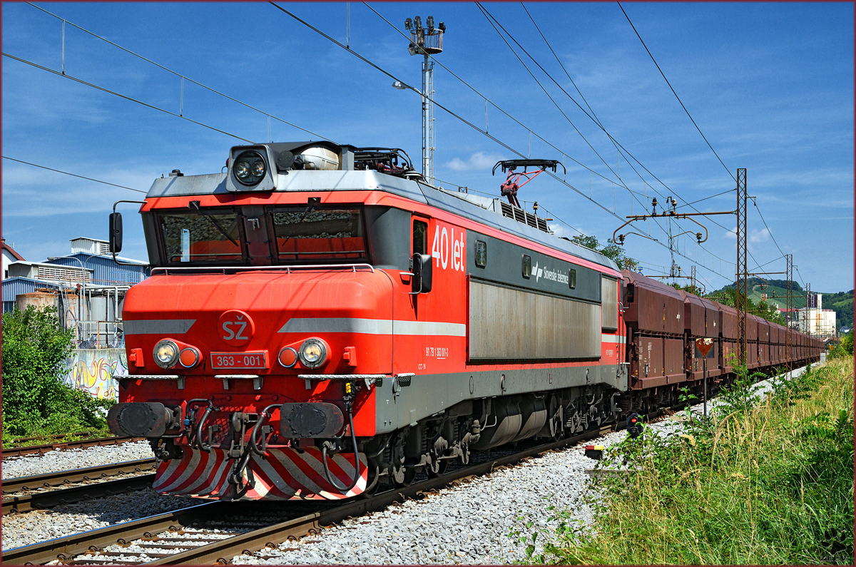 SŽ 363-001 zieht leeren Erzzug durch Maribor-Tabor Richtung Koper Hafen. /2.8.2016