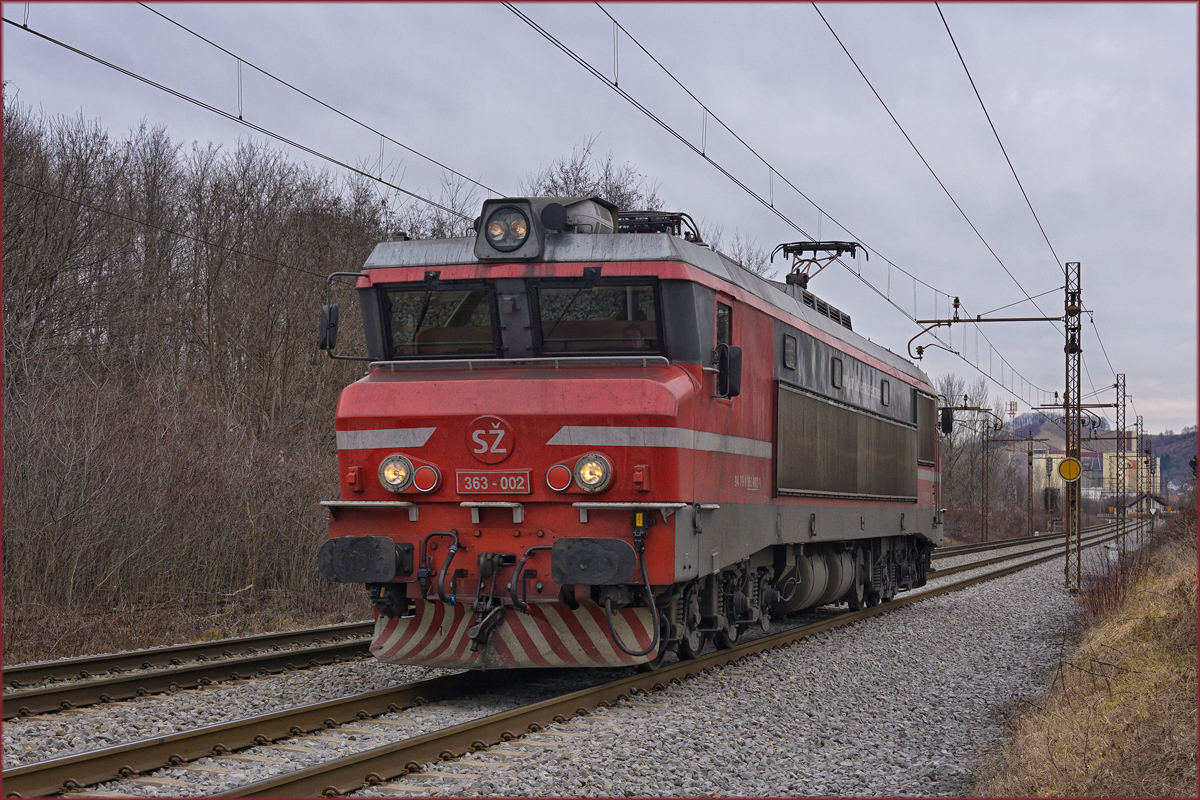 SŽ 363-002 fährt als Lokzug durch Maribor-Tabor Richtung Tezno VBF. /20.1.2020