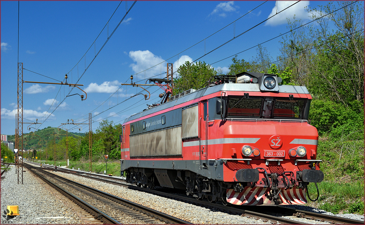 SŽ 363-002 fährt als Lokzug durch Maribor-Tabor Richtung Tezno VBF. /30.4.2016