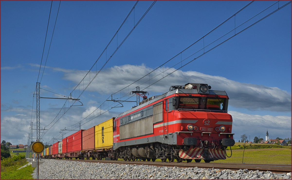 SŽ 363-002 zieht Containerzug an Črešnjevec vorbei Richtung Hodoš. /14.9.2017