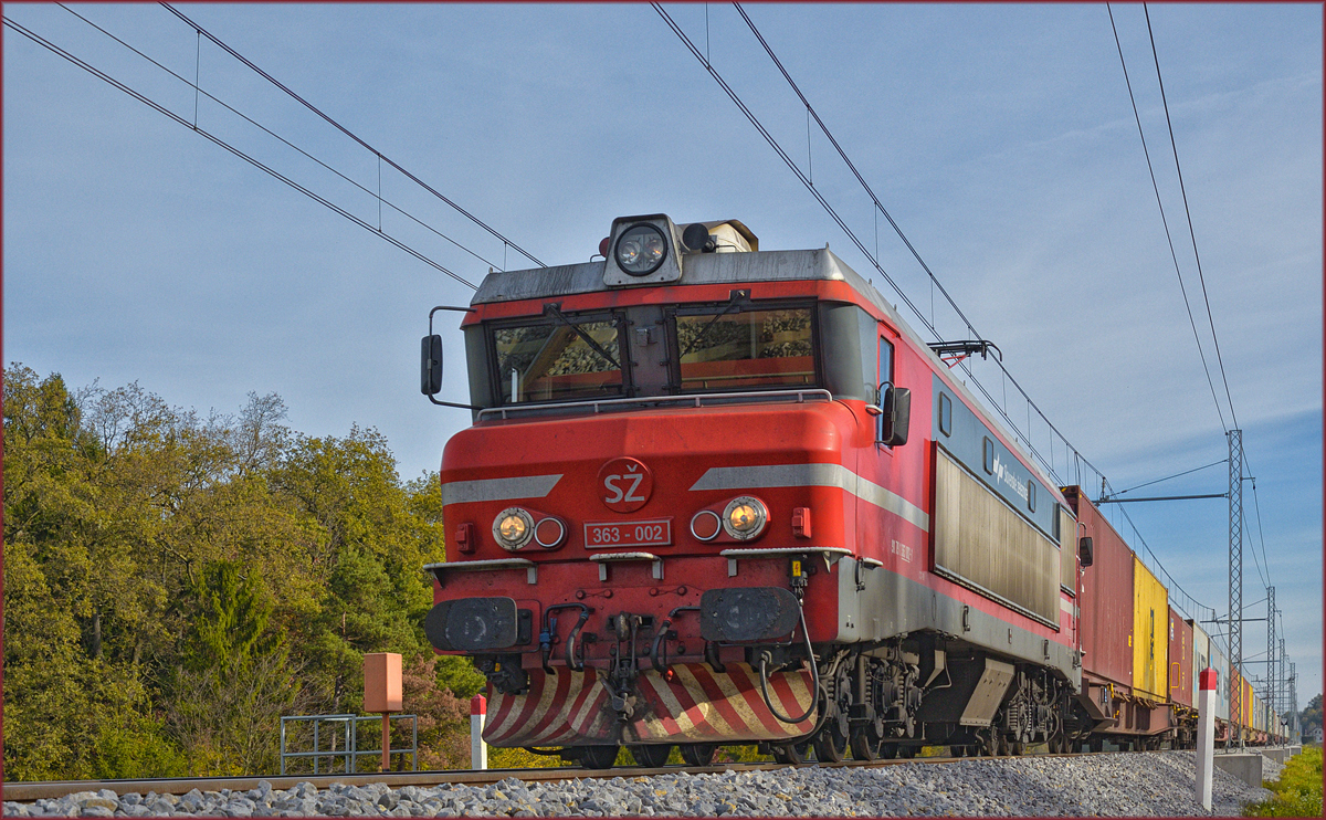 SŽ 363-002 zieht Containerzug an Črešnjevec vorbei Richtung Koper Hafen. /25.10.2017