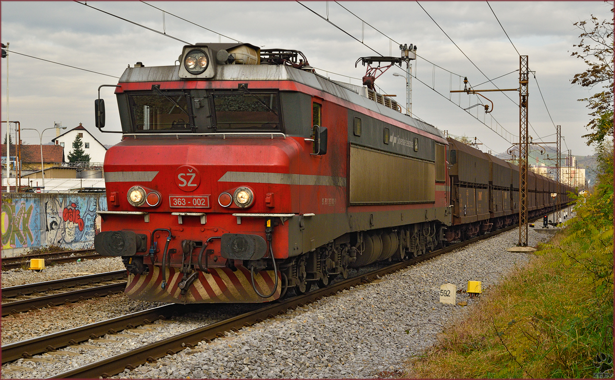 SŽ 363-002 zieht lehren Erzzug durch Maribor-Tabor Richtung Koper Hafen. /12.11.2014
