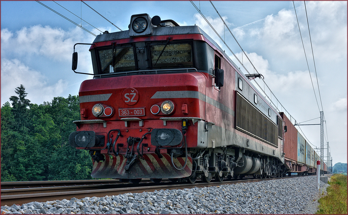 SŽ 363-003 zieht Containerzug an Črešnjevec vorbei Richtung Koper Hafen. /30.5.2018