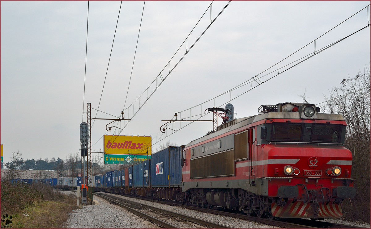 SŽ 363-003 zieht Containerzug durch Maribor-Tabor Richtung Norden. /3.3.2014