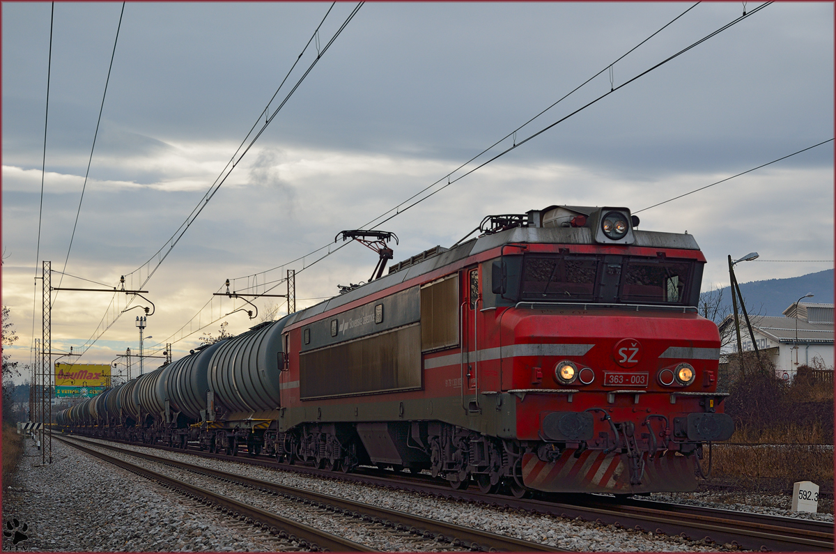 SŽ 363-003 zieht Güterzug durch Maribor-Tabor Richtung Norden. /20.1.2014