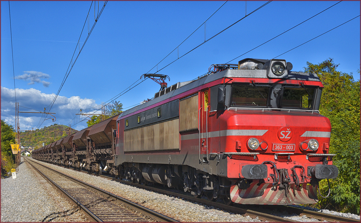 SŽ 363-003 zieht Schotterzug durch Maribor-Tabor Richtung Süden. /7.10.2017