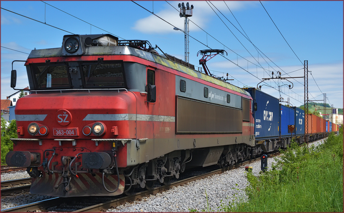 SŽ 363-004 zieht Containerzug durch Maribor-Tabor Richtung Koper Hafen. /10.5.2017