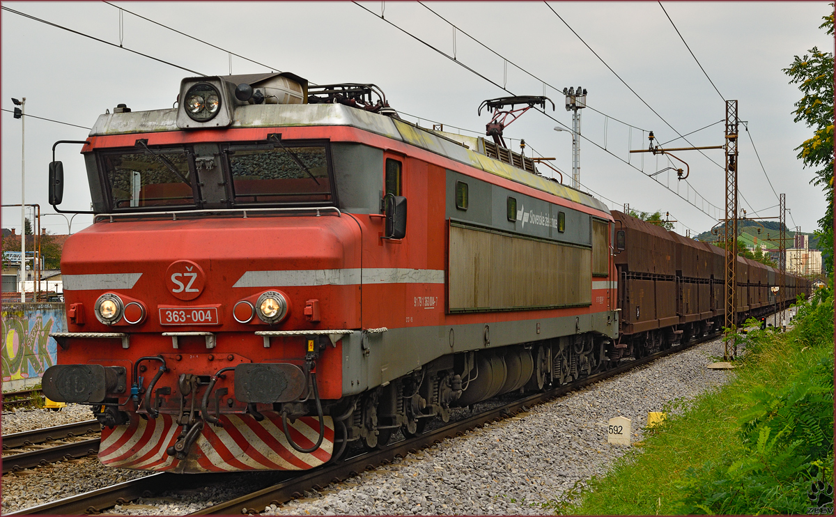 SŽ 363-004 zieht Erzzug durch Maribor-Tabor Richtung Koper Hafen. /3.9.2014