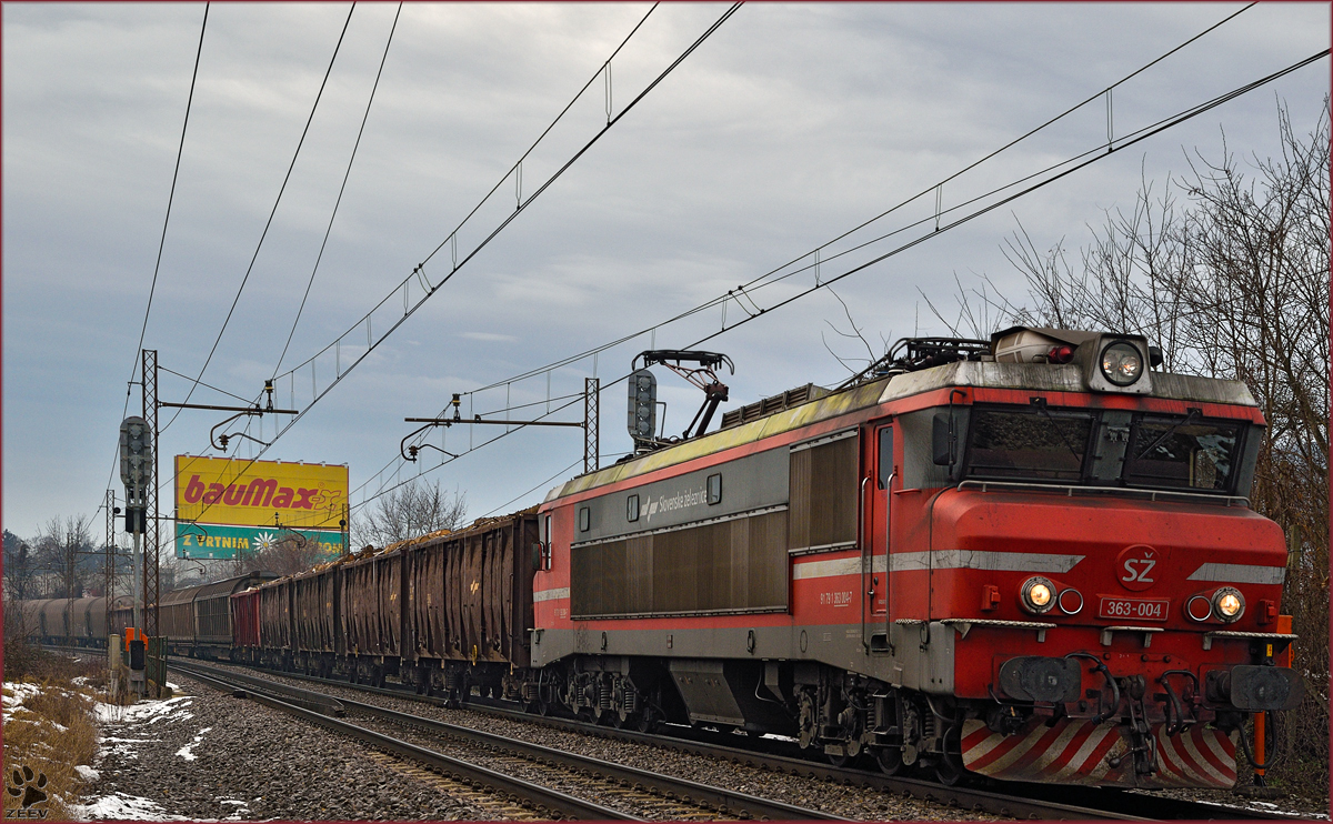 SŽ 363-004 zieht Güterzug durch Maribor-Tabor Richtung Norden. /9.1.2015