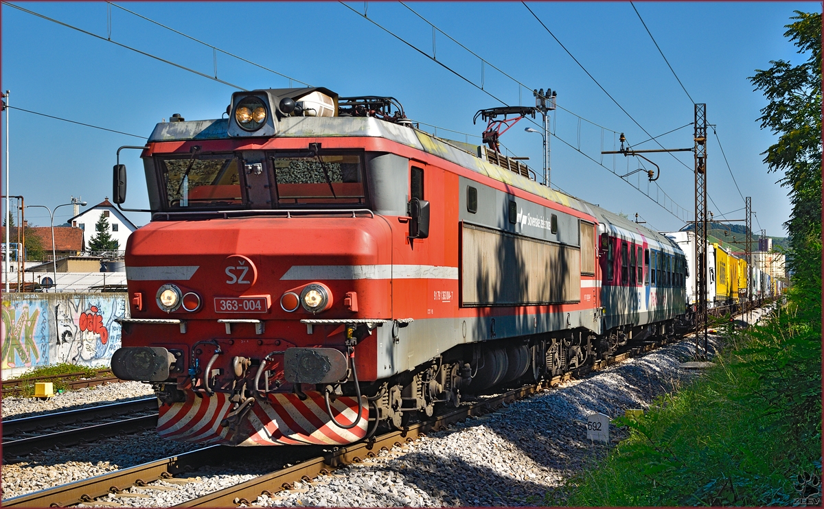 SŽ 363-004 zieht LkW-Zug durch Maribor-Tabor Richtung Tezno VBF. /28.8.2014