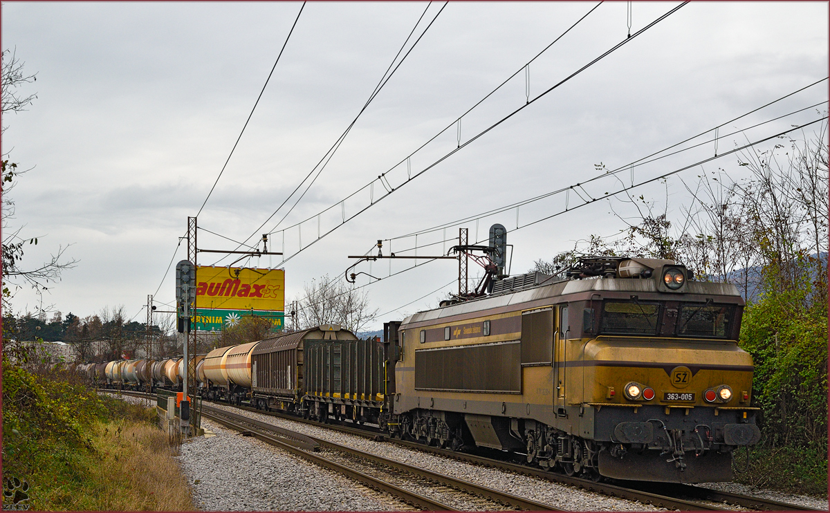 SŽ 363-005 zieht Güterzug durch Maribor-Tabor Richtung Norden. /9.12.2014