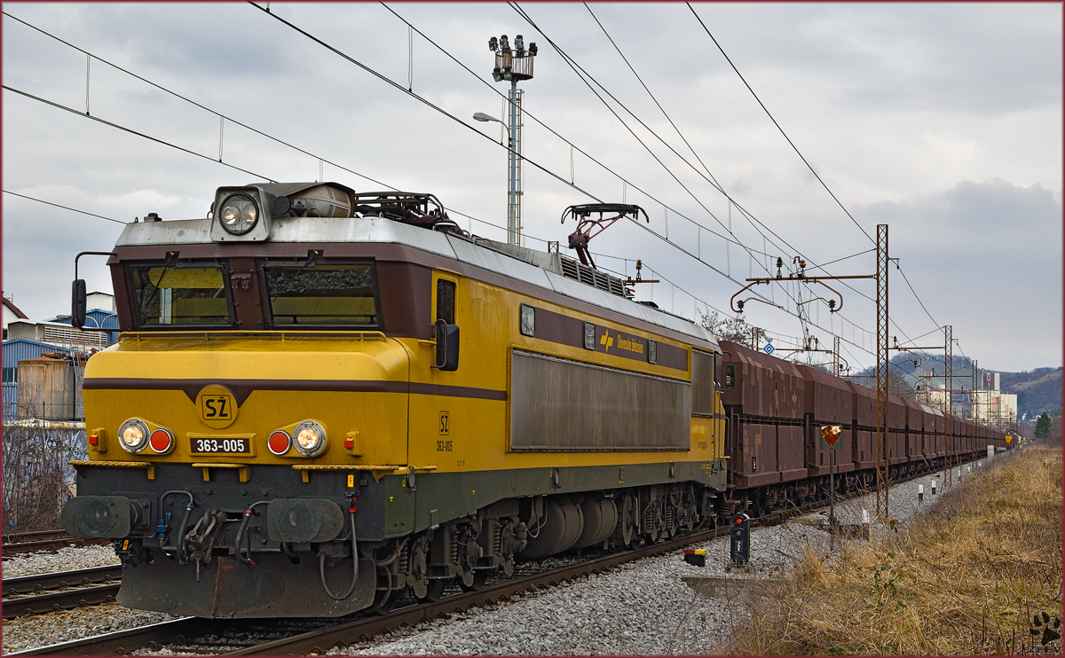 SŽ 363-005 zieht leeren Erzzug durch Maribor-Tabor Richtung Koper Hafen. /9.3.2016
