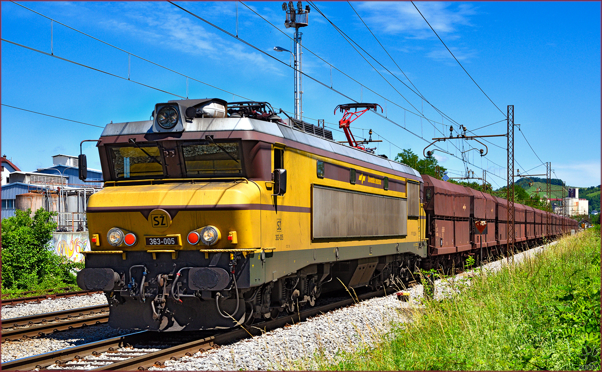 SŽ 363-005 zieht leeren Erzzug durch Maribor-Tabor Richtung Koper Hafen. /21.6.2016