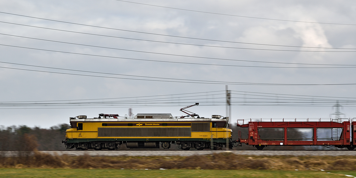 SŽ 363-005 zieht lehren Autozug durch Bohova Richtung Norden. /12.2.2015