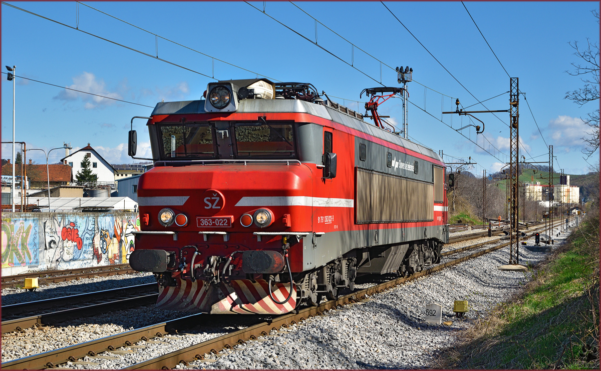 SŽ 363-006 fährt als Lokzug durch Maribor-Tabor Richtung Tezno VBF. /3.4.2015