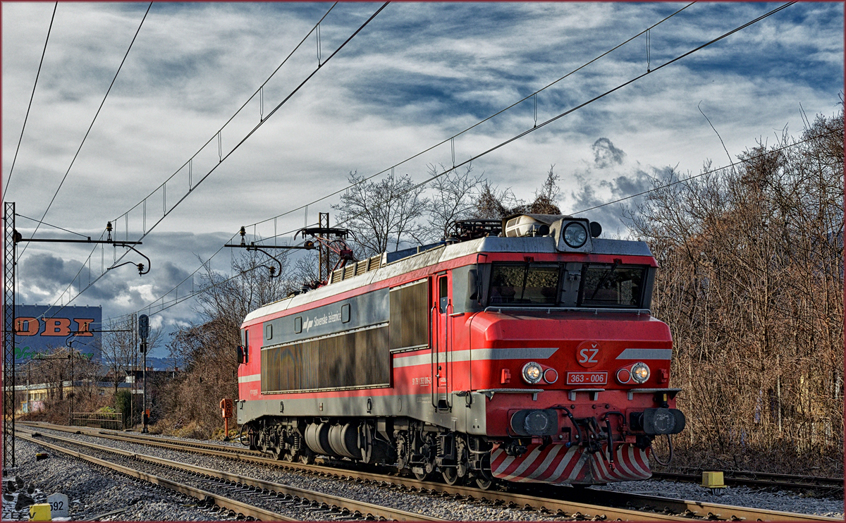 SŽ 363-006 fährt durch Maribor-Tabor Richtung Maribor HBF. /3.2.2017