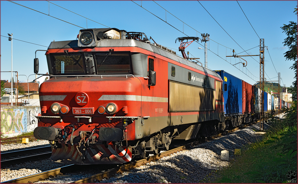 SŽ 363-006 zieht Containerzug durch Maribor-Tabor Richtung Koper Hafen. /23.9.2014