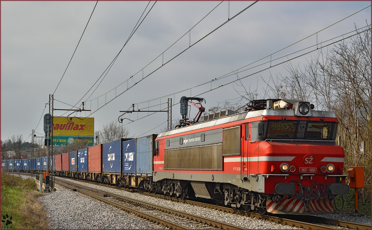 SŽ 363-006 zieht Containerzug durch Maribor-Tabor Richtung Norden. /9.4.2015