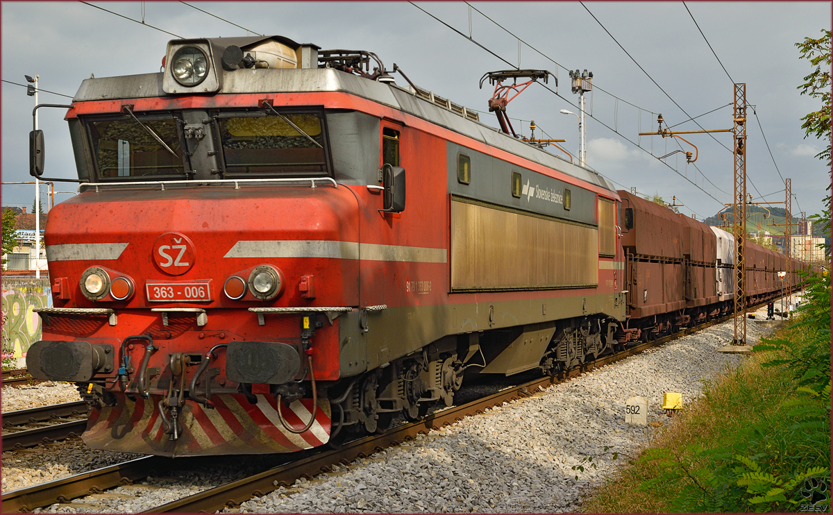 SŽ 363-006 zieht Erzzug durch Maribor-Tabor Richtung Koper Hafen. /21.10.2014