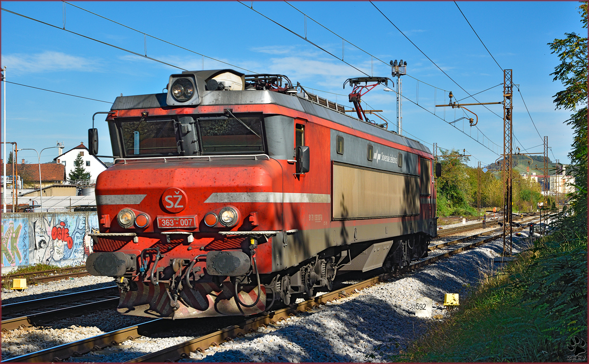 SŽ 363-007 fährt als Lokzug durch Maribor-Tabor Richtung Tezno VBF. /14.10.2014