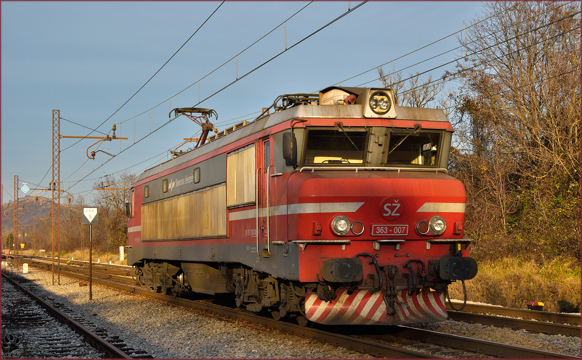 SŽ 363-007 fährt durch Maribor-Tabor Richtung Maribor HBF. /20.12.2014