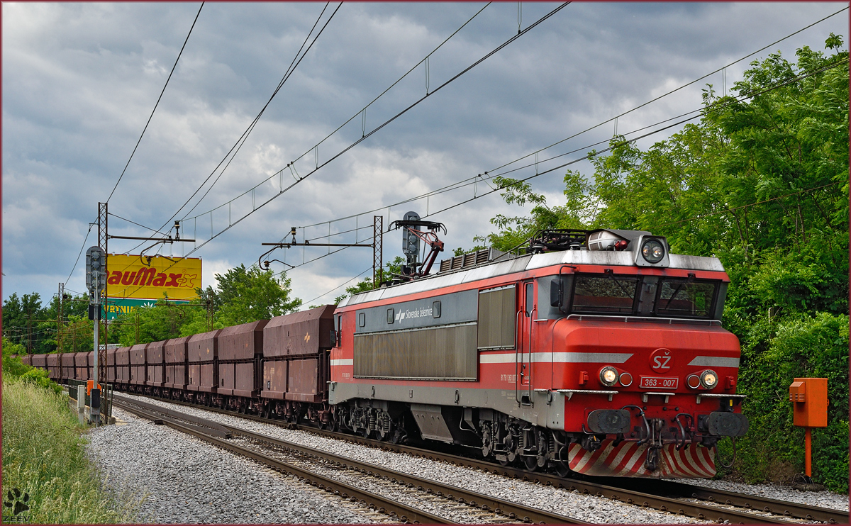 SŽ 363-007 zieht Erzzug durch Maribor-Tabor Richtung Norden. /27.5.2015