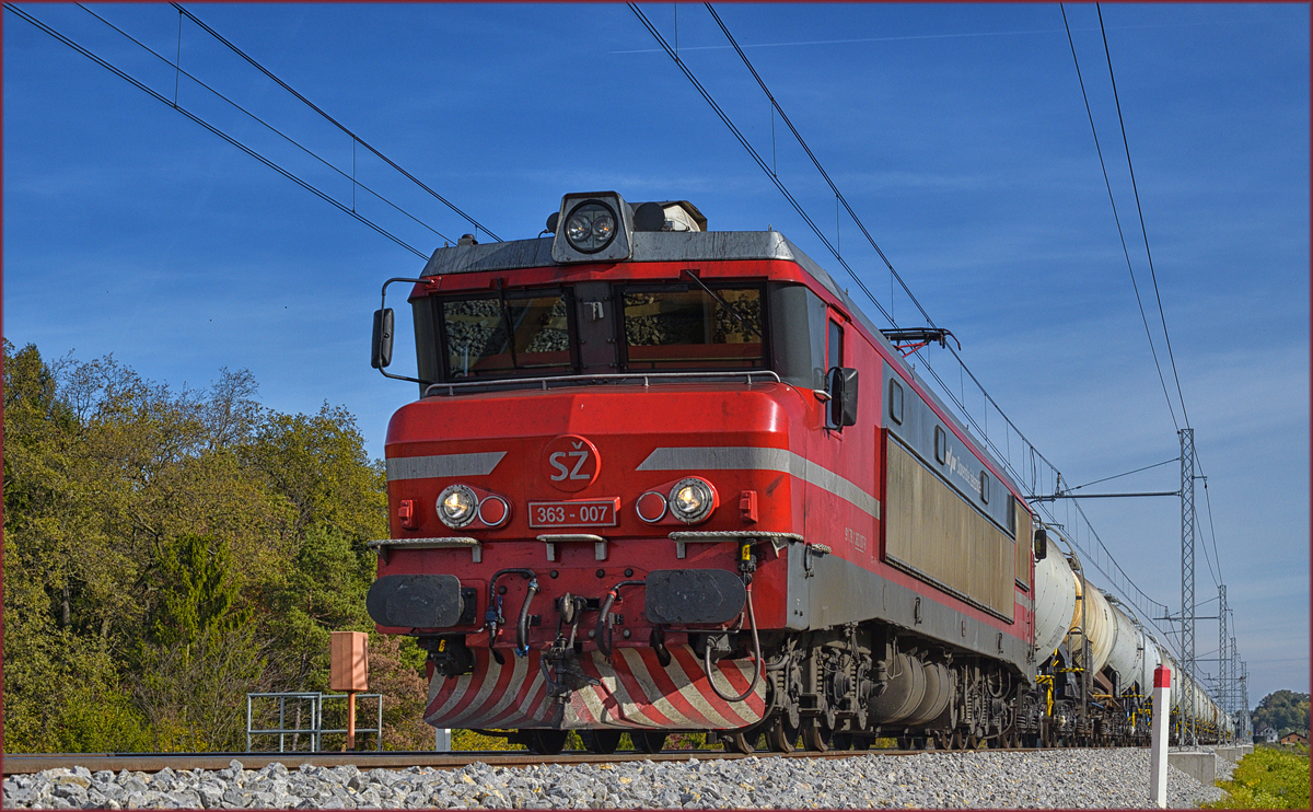 SŽ 363-007 zieht Kesselzug an Črešnjevec vorbei Richtung Süden. /25.10.2017