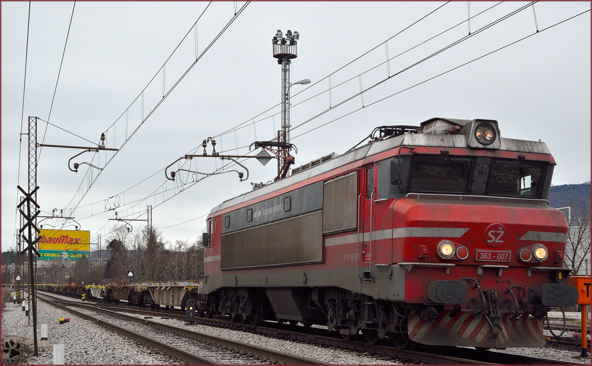 SŽ 363-007 zieht lehren Containerzug durch Maribor-Tabor Richtung Norden. /27.12.2013