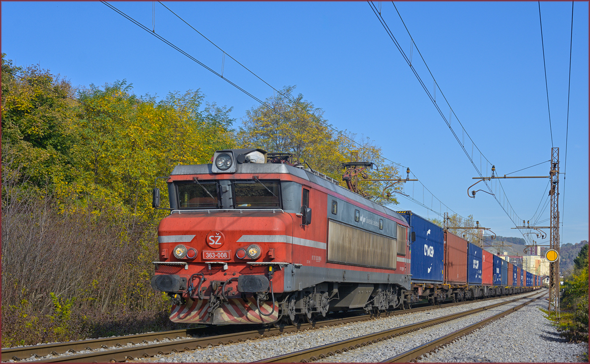 SŽ 363-008 zieht Containerzug durch Maribor-Tabor Richtung Koper Hafen. /23.10.2019