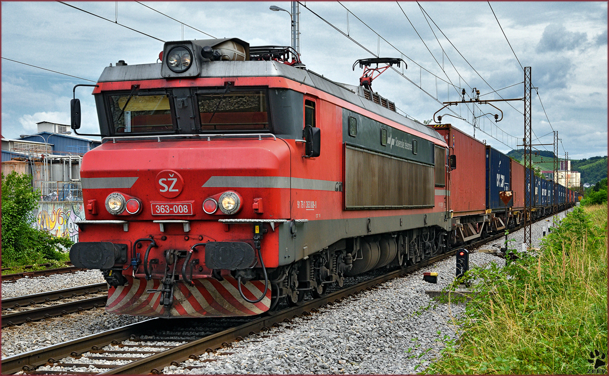 SŽ 363-008 zieht Containerzug durch Maribor-Tabor Richtung Koper Hafen. /15.7.2016