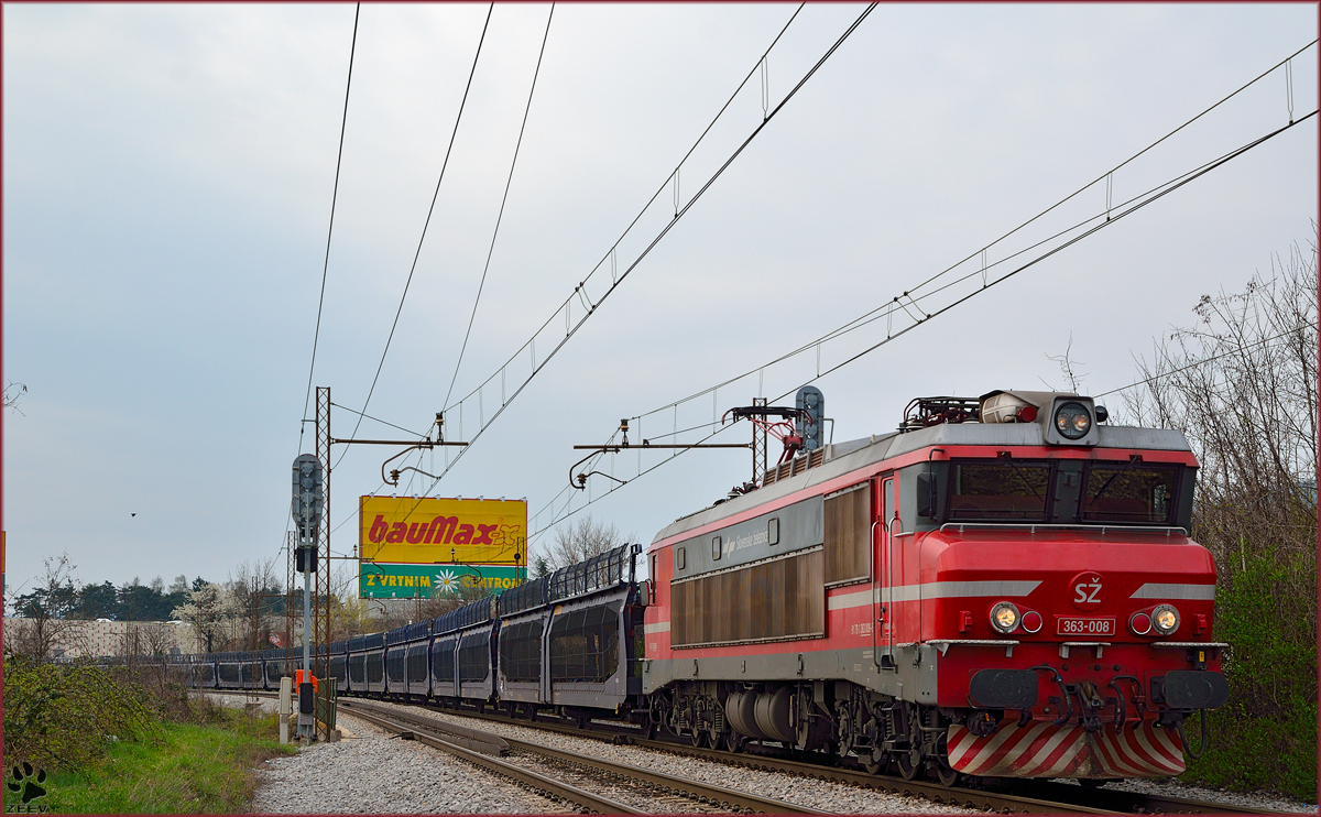 SŽ 363-008 zieht lehren PkW-Zug durch Maribor-Tabor Richtung Norden. /26.3.2014