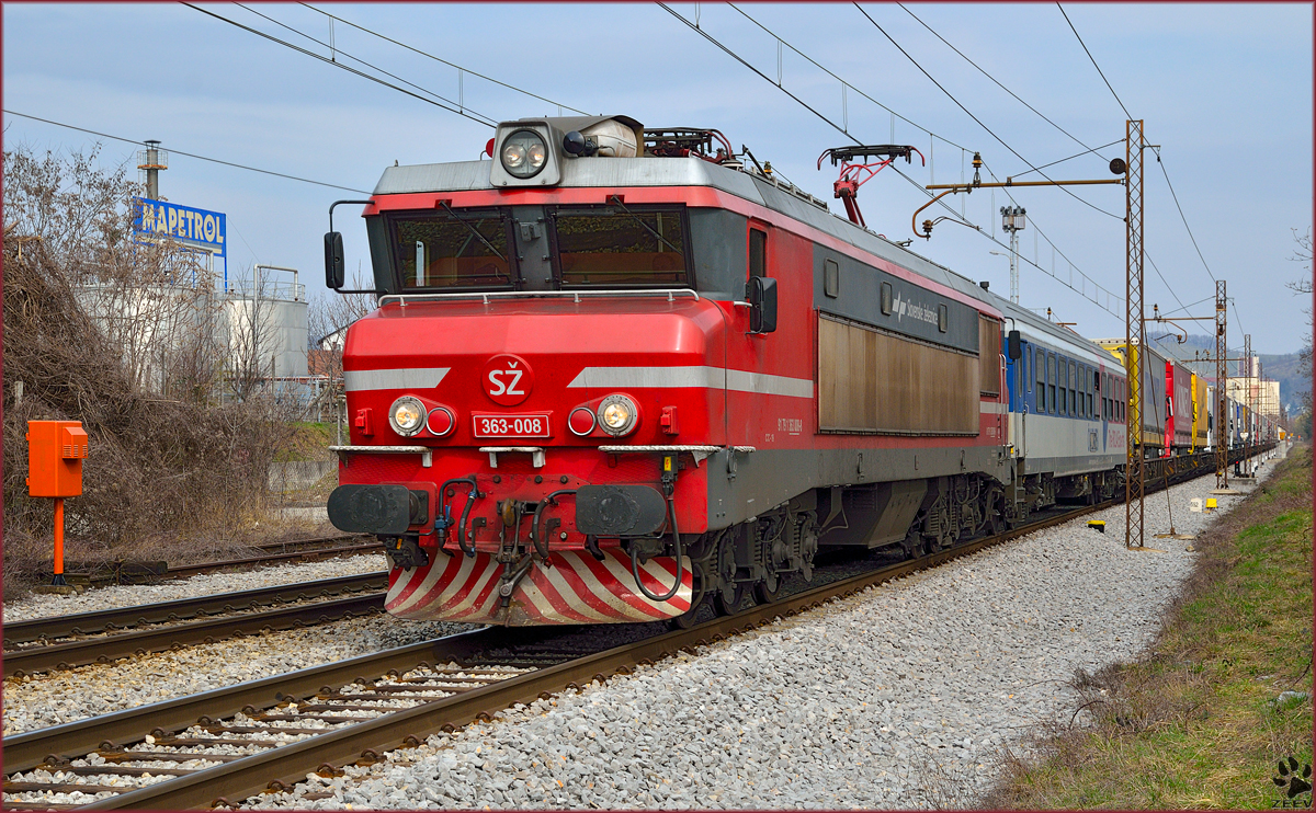 SŽ 363-008 zieht LkW-Zug durch Maribor-Tabor Richtung Tezno Verschiebebahnhof. /10.3.2014