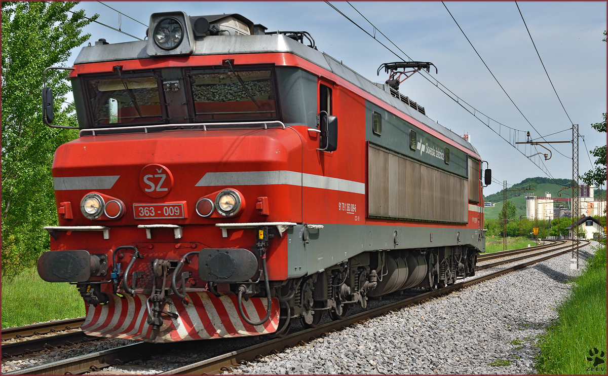 SŽ 363-009 fährt als Lokzug durch Maribor-Tabor Richtung Tezno VBF. /5.5.2015