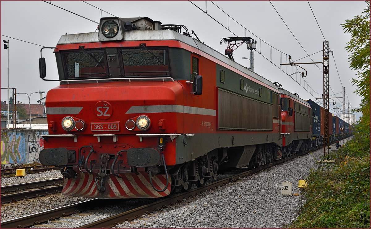 SŽ 363-009 zieht Containerzug durch Maribor-Tabor Richtung Koper Hafen. /27.10.2015